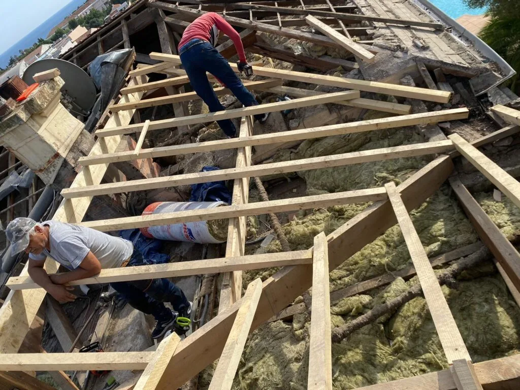Charpentier au travail — couvreur Valbonne