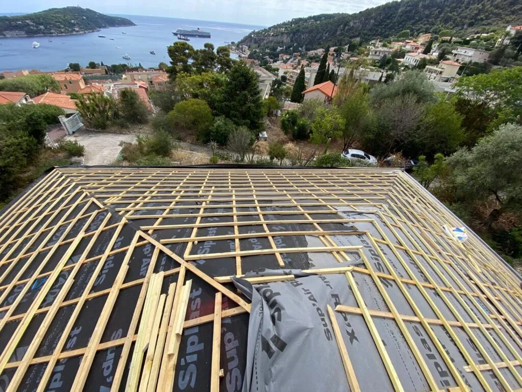Rénovation de toiture, vue mer — couvreur Valbonne
