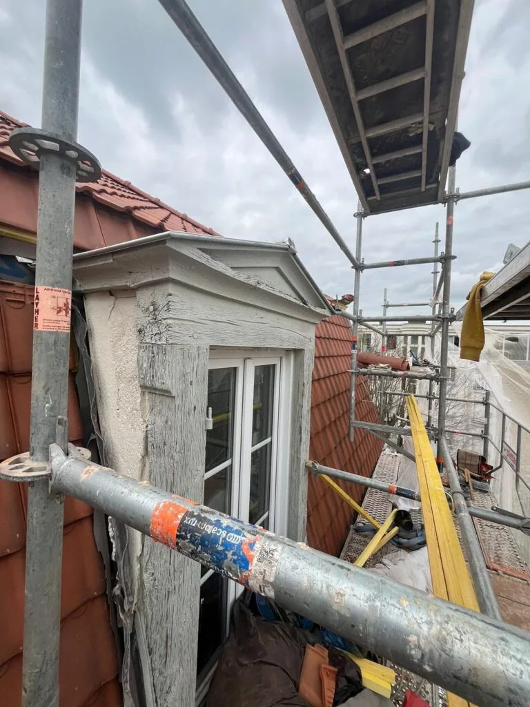 Rénovation avec lucarne — couvreur Valbonne
